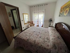 1 dormitorio con 1 cama grande en una habitación en Il Girasole - Apartment, en Avezzano