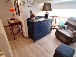 uma sala de estar com uma cómoda azul e um sofá em Appartement Six-Fours-les-Plages, 3 pièces, 6 personnes - FR-1-316-40 em Six-Fours-les-Plages
