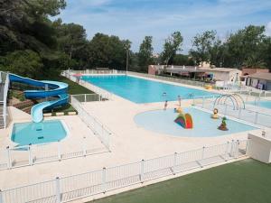 uma grande piscina com escorrega e um parque aquático em Appartement Six-Fours-les-Plages, 3 pièces, 6 personnes - FR-1-316-40 em Six-Fours-les-Plages