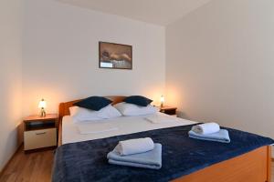 Postel nebo postele na pokoji v ubytování Rooms & Apartments Jadranka