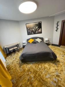 sypialnia z łóżkiem i stołem w obiekcie Morena 206 w Kłajpedzie