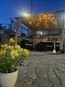 um pátio com uma tenda com luzes e flores em Casa Michele em Ercolano