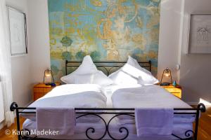 a bedroom with a bed with two white pillows at Design Ferienwohnung mit Bauerngarten in Waldkirchen