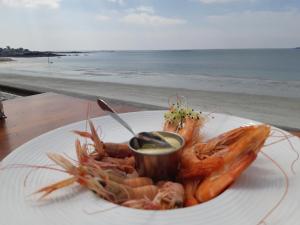 um prato de comida com camarão na praia em Appartement Corniche I 40 M2 - 40 M de l'eau ! AU CALME wir sprechen flieBen deutsch, Touristentipps, we speak English em Concarneau