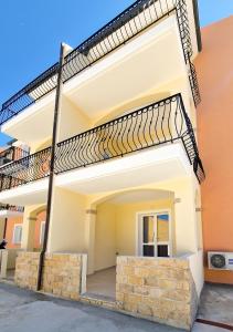 een trap aan de zijkant van een huis bij Murphy Holiday Homes - Residenza Solari in La Maddalena