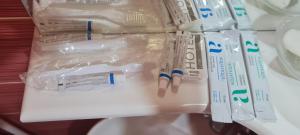 kupa szczoteczek do zębów w plastikowych torebkach na toalecie w obiekcie ЖК PRESIDENT в 5 мин от моря w mieście Aktau