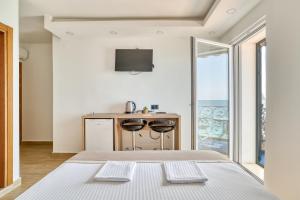 1 dormitorio con cama y vistas al océano en SYMPHONY en Petrovac na Moru