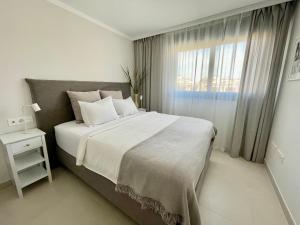 Postel nebo postele na pokoji v ubytování Arenal Dream Seaside Penthouse