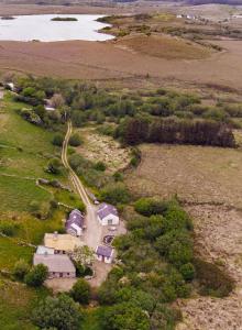 uma vista aérea de uma casa e uma estrada num campo em Cnoc Suain em Galway