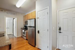 Charming and Spacious Apt in Austin with a Pool的厨房或小厨房
