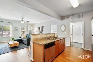 Charming and Spacious Apt in Austin with a Pool的厨房或小厨房