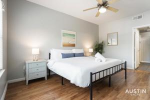 Charming and Spacious Apt in Austin with a Pool客房内的一张或多张床位
