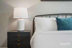 Charming and Spacious Apt in Austin with a Pool客房内的一张或多张床位
