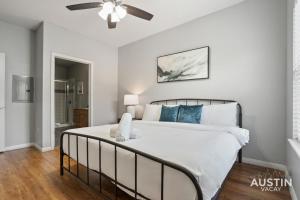 Charming and Spacious Apt in Austin with a Pool客房内的一张或多张床位
