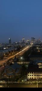 - une vue sur la ville la nuit avec des lumières dans l'établissement Kasprzaka Beautiful City View Apartament, à Varsovie