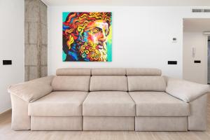 salon z kanapą i obrazem na ścianie w obiekcie ApartUP La Concha Beachfront II w mieście Oropesa del Mar