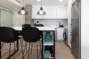 Kuchnia lub aneks kuchenny w obiekcie ApartUP La Concha Beachfront II