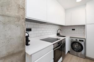 Kuchnia lub aneks kuchenny w obiekcie ApartUP La Concha Beachfront II