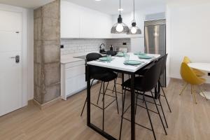 Kuchnia lub aneks kuchenny w obiekcie ApartUP La Concha Beachfront II