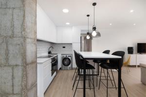 Kuchnia lub aneks kuchenny w obiekcie ApartUP La Concha Beachfront II