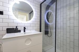 Łazienka w obiekcie ApartUP La Concha Beachfront II
