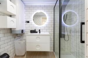 Łazienka w obiekcie ApartUP La Concha Beachfront II