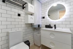 Łazienka w obiekcie ApartUP La Concha Beachfront II