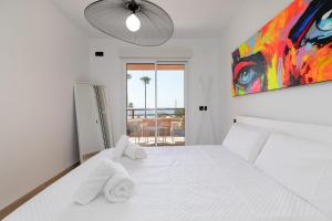 Łóżko lub łóżka w pokoju w obiekcie ApartUP La Concha Beachfront II