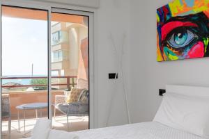 Łóżko lub łóżka w pokoju w obiekcie ApartUP La Concha Beachfront II