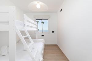Łóżko lub łóżka w pokoju w obiekcie ApartUP La Concha Beachfront II