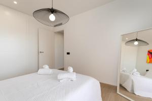Łóżko lub łóżka w pokoju w obiekcie ApartUP La Concha Beachfront II