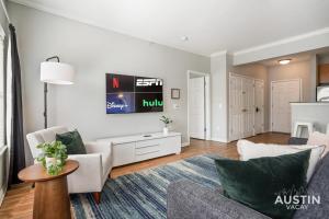 King Beds and Memory Foam Sleeper in Vibrant ATX Apt的电视和/或娱乐中心