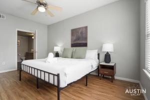 King Beds and Memory Foam Sleeper in Vibrant ATX Apt客房内的一张或多张床位
