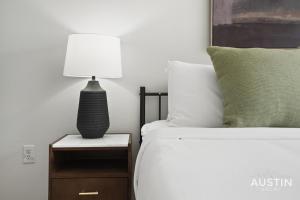 King Beds and Memory Foam Sleeper in Vibrant ATX Apt客房内的一张或多张床位