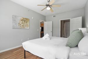King Beds and Memory Foam Sleeper in Vibrant ATX Apt客房内的一张或多张床位