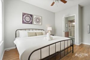King Beds and Memory Foam Sleeper in Vibrant ATX Apt客房内的一张或多张床位