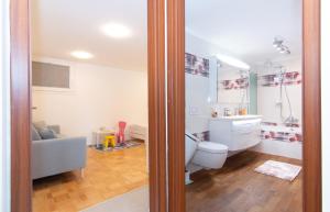 Koupelna v ubytování Strawberry Hill Apartment Izola by Locap Group