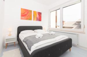 Postel nebo postele na pokoji v ubytování Strawberry Hill Apartment Izola by Locap Group