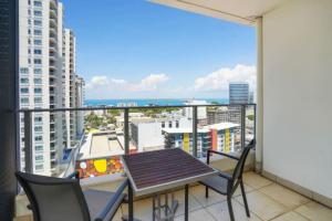 Μπαλκόνι ή βεράντα στο Pandanas Apt 7 15th fl with harbour and city views