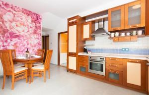Kuchyň nebo kuchyňský kout v ubytování Strawberry Hill Apartment Izola by Locap Group