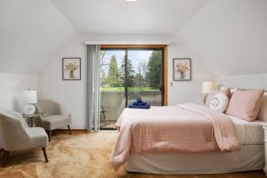 - une chambre avec un lit, une chaise et une fenêtre dans l'établissement Fairway View Retreat, à Eugene