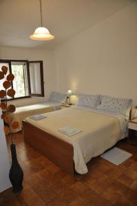 Un dormitorio con una cama grande y una ventana en Bed & Breakfast Agriturismo San Macario, en Pula