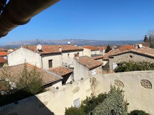 vista su un gruppo di edifici e tetti di Châteaux Demeures Vallée de L'Arc a Trets Altre 31 foto