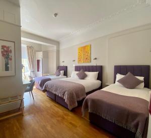 Postel nebo postele na pokoji v ubytování Harlingford Hotel