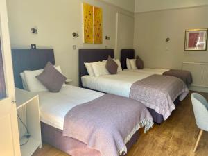 Postel nebo postele na pokoji v ubytování Harlingford Hotel