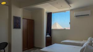 Ένα ή περισσότερα κρεβάτια σε δωμάτιο στο Happy View Inn