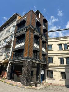 d'un grand bâtiment avec des balcons sur le côté. dans l'établissement fafsuitehome, à Istanbul