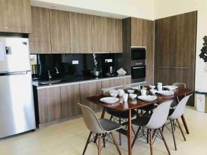 Kuchyň nebo kuchyňský kout v ubytování 5 Stars Seafront Suite By The Sea 日落无敌全海景 5星 酒店等级