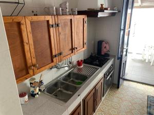 uma cozinha com um lavatório e um fogão em Casa Cristian Stromboli em Stromboli