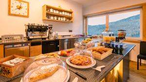 uma cozinha com várias bandejas de comida num balcão em HOTEL DOLOMITI di De Martin D Oscar em Comèlico Superiore